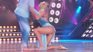 macarena rinaldi arrodillada se le ve el papo en tanga bailando 2019 damageinc videos