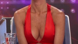 modelo nicole neumann tetas en escote de tiras rojo bailando 2019 damageinc videos