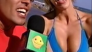 tetas de la modelo Ingrid Grudke in bikini azul damageinc videos
