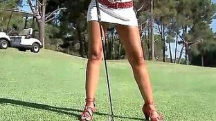 vedette uruguaya piernas en minifalda juega golf garage tv damageinc videos
