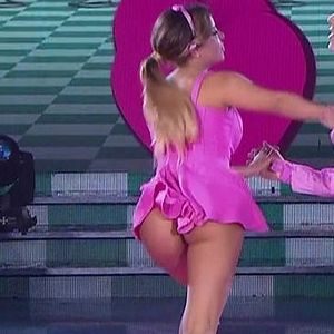 los cachetes del culo carnosos de Charlotte Caniggia upskirt bailando 2019 damageinc videos
