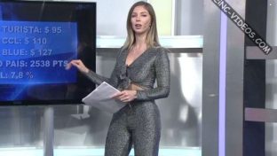 Romina Malaspina en un catsuit gris metalizado