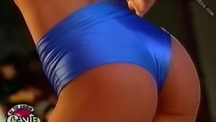 el orto de Claudia Galdos en shorts azules en TV damageinc famosas