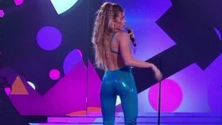 el orto de Agustina Agazzani en calzas azules cantando 2020 damageinc famosas