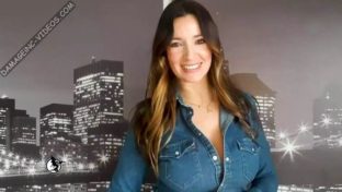 Lorena Franceschetti escote sexy en camisa de jean