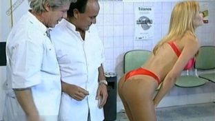 Paula Martínez agachada sacando culo en tanga roja Rompeportones damageinc famosas