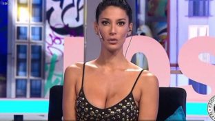 Silvina Escudero tetas grandes escote negro en TV damageinc famosas