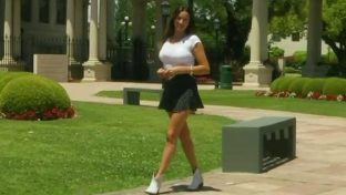 Lorena Franceschetti piernas sexy en minifalda