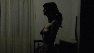 Florencia Carreras desnuda en la oscuridad