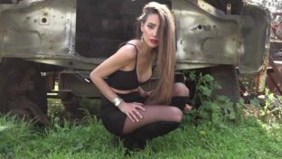 Amalia Díaz Guiñazu minifalda piernas agachada en TV damageinc mujeres