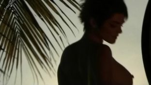Araceli González desnuda en la isla de Caras