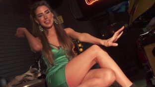 Amalia Díaz Guiñazú piernas hot minifalda verde El garage damageinc famosas