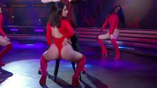Camila Lonigro culo y papo en tanga roja en TV damageinc famosas