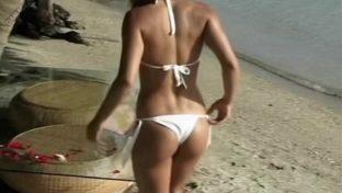 Lola Ponce orto en tanga bikini blanco damageinc famosas