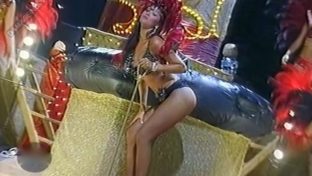Karina Jelinek bailando sexy en el carnaval