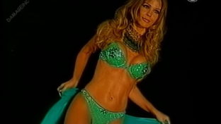 Graciela Alfano desfile en lingerie verde damageinc mujeres