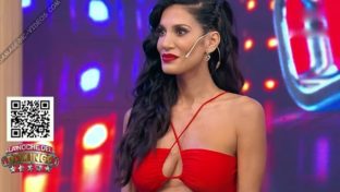 Silvina Escudero tetas escote top rojo en TV damageinc mujeres