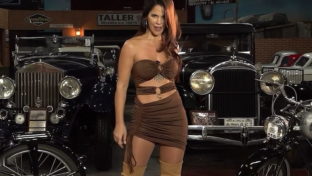 Carolina Fiordelisi vestido marrón muy sexy en El Garage