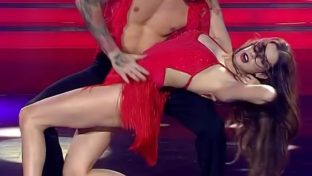 Juliana Díaz piernas hot upskirt vestido rojo Bailando 2023 damageinc famosas