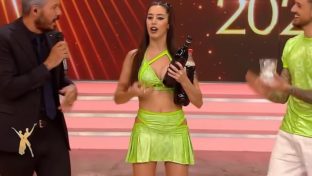 Juliana Díaz tanga verde upskirt minifalda Bailando 2023 damageinc famosas