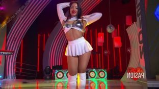 Melody Bareiro piernas hot minifalda Pasión de Sábado damageinc famosas