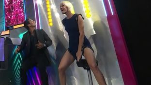 Ingrid Grudke gambas y upskirts jugando en TV