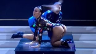 Lourdes Sánchez culo en tanga en cuatro patas Bailando 2023 damageinc mujeres