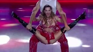 Noelia Marzol oops se le escapa una teta Bailando 2023 damageinc mujeres
