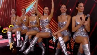 Las chicas del staff Bailando 2023 piernas cruzadas minifalda plateada damageinc famosas