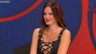 Paula Chaves morocha tetona escote Bailando 2023 damageinc mujeres