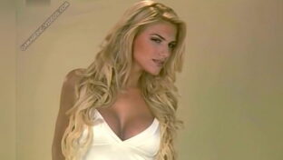 Carolina Oltra rubia modelo tetona escote vestido blanco backstage Paulino Acosta damageinc famosas
