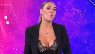 Floppy Tesouro tetas grandes escote encaje Pasó en América TV damageinc famosas