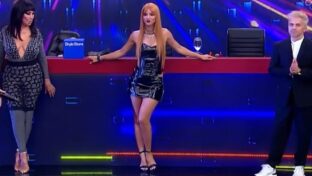 Flor Vigna minifalda de vinilo negro y piernas hot Bailando 2023 damageinc famosas