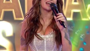 Florencia Peña tetotas piernas vestido plateado Cantando 2024 damageinc mujeres