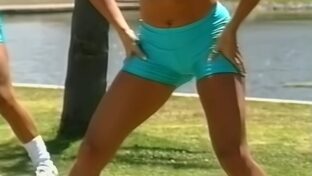 Alejandra Munno papo en calzas celeste y pezones marcados Ale Ale TV damageinc famosas