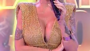 Florencia Peña tetotas escote vestido dorado Cantando 2024 damageinc mujeres
