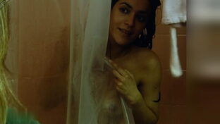 Moro Anghileri desnuda en la ducha tetas topless Mujeres Asesinas TV damageinc mujeres