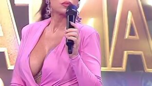 Florencia Peña tetotas en escote vestido rosa Cantando 2024 damageinc argentinas
