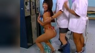 Paula Eiranova enfiestada en tanga enfermera Rompeportones damageinc famosas
