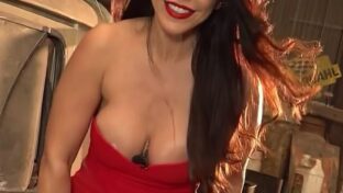 Carolina Fiordelisi vestido rojo escotado El Garage TV se le escapa un pezón oops damageinc videos