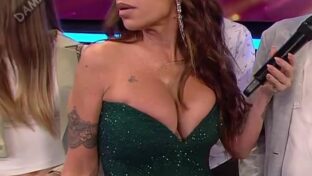 Florencia Peña enormes pechos levantados en el escote Cantando 2024 TV damageinc videos