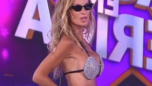 Sabrina Rojas rubia tetona top plateado en TV argentina damageinc famosas