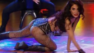 Silvina Escudero culo en cuatro patas tanga de cuero y encaje Cantando 2024 damageinc famosas