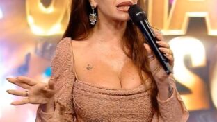 Florencia Peña tetas grandes escote vestido dorado Cantando 2024 TV damageinc videos