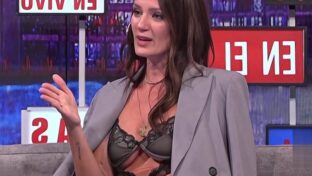 Paula Chaves con lingerie de encaje en el escote (belleza !)