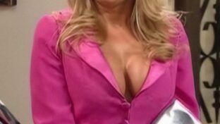 Paula Volpe mostrando las tetotas en el escote La Niñera TV damageinc videos