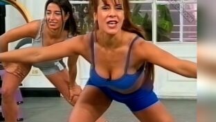 Alejandra Munno buenas tetas en el escote y marca papo en calzas Alé Alé TV damageinc videos