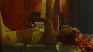 Connie isla en la cama posando en lingerie retro en la miniserie Ringo damageinc videos