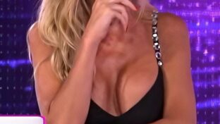 Sabrina Rojas rubia de grandes tetas y escote profundo Pasó en América TV damageinc videos