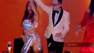 Pampita Ardohain con una pierna al descubierta y upskirt de tanga blanca Bailando 2023 TV damageinc videos